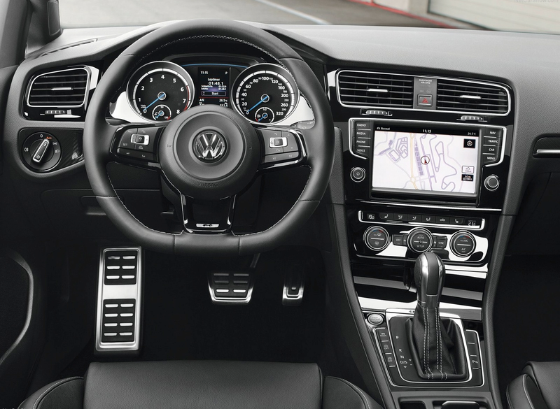 Illustration for article titled Blue, Fast And Mean: The History Of The Volkswagen R32 And Golf R
